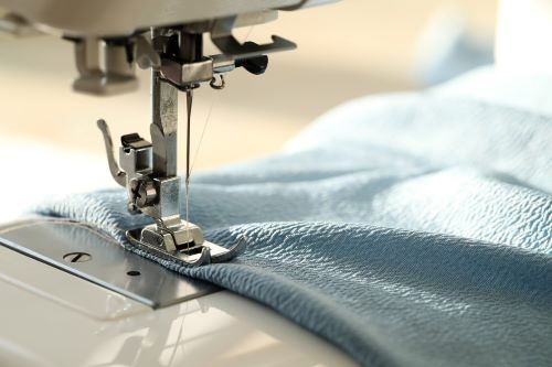sewing-machine-working_144627-41363.jpg
